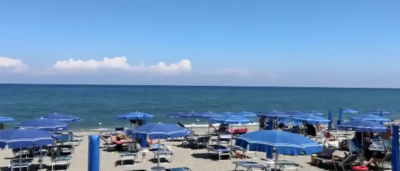 Estate sullo Ionio, stabilimenti divisi tra entusiasmo e disincanto | VIDEO\n