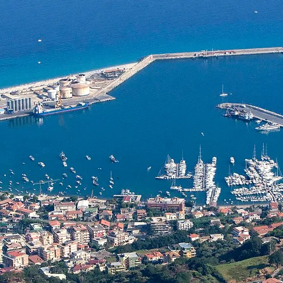 Vibo Marina, corsa contro il tempo per spostare i serbatoi petroliferi. Romeo: «Va\u00A0fatto, non possiamo restare fermi a 70 anni fa»\n