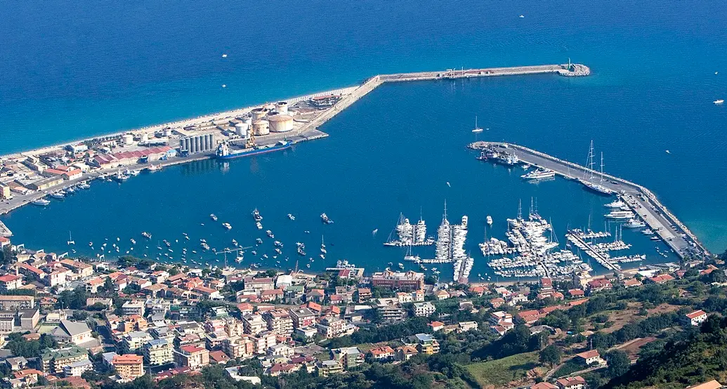 Vibo Marina, corsa contro il tempo per spostare i serbatoi petroliferi. Romeo: «Va\u00A0fatto, non possiamo restare fermi a 70 anni fa»\n