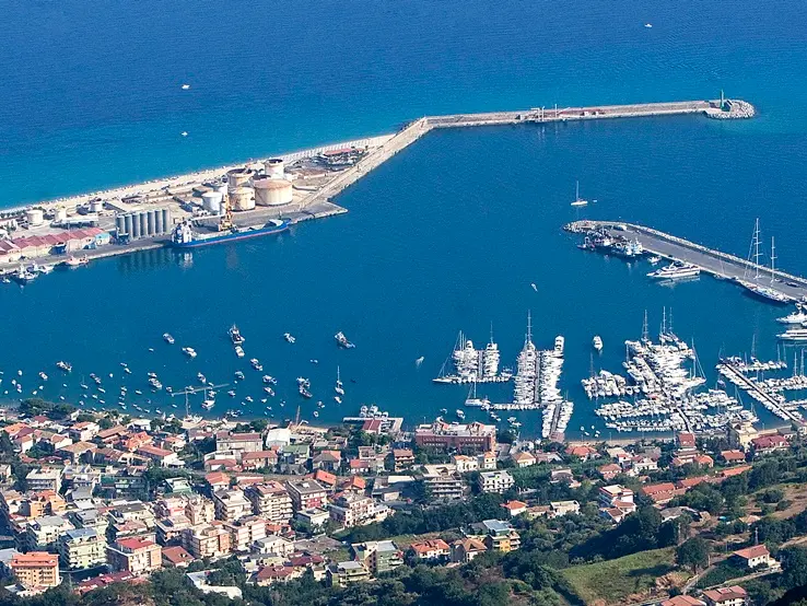 Vibo Marina, corsa contro il tempo per spostare i serbatoi petroliferi. Romeo: «Va fatto, non possiamo restare fermi a 70 anni fa»