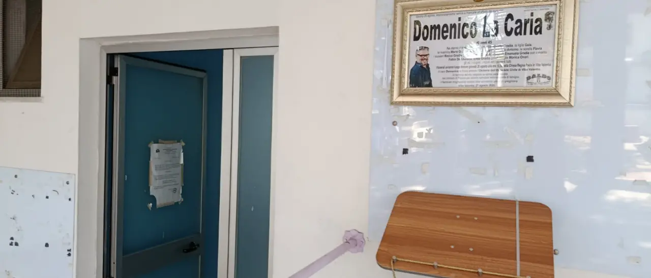 Tragedia al Blanca Beach di Tropea, indaga la Procura. I\u00A0familiari di La Caria: «Non era cardiopatico,\u00A0perché è morto?»\n