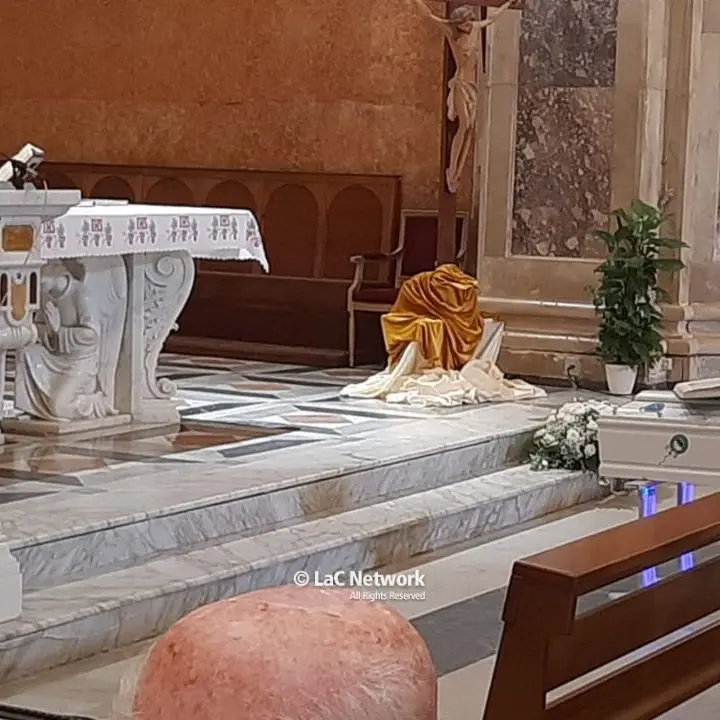 Catanzaro, tanta commozione e palloncini bianchi per i funerali del bimbo travolto e ucciso da un furgoncino