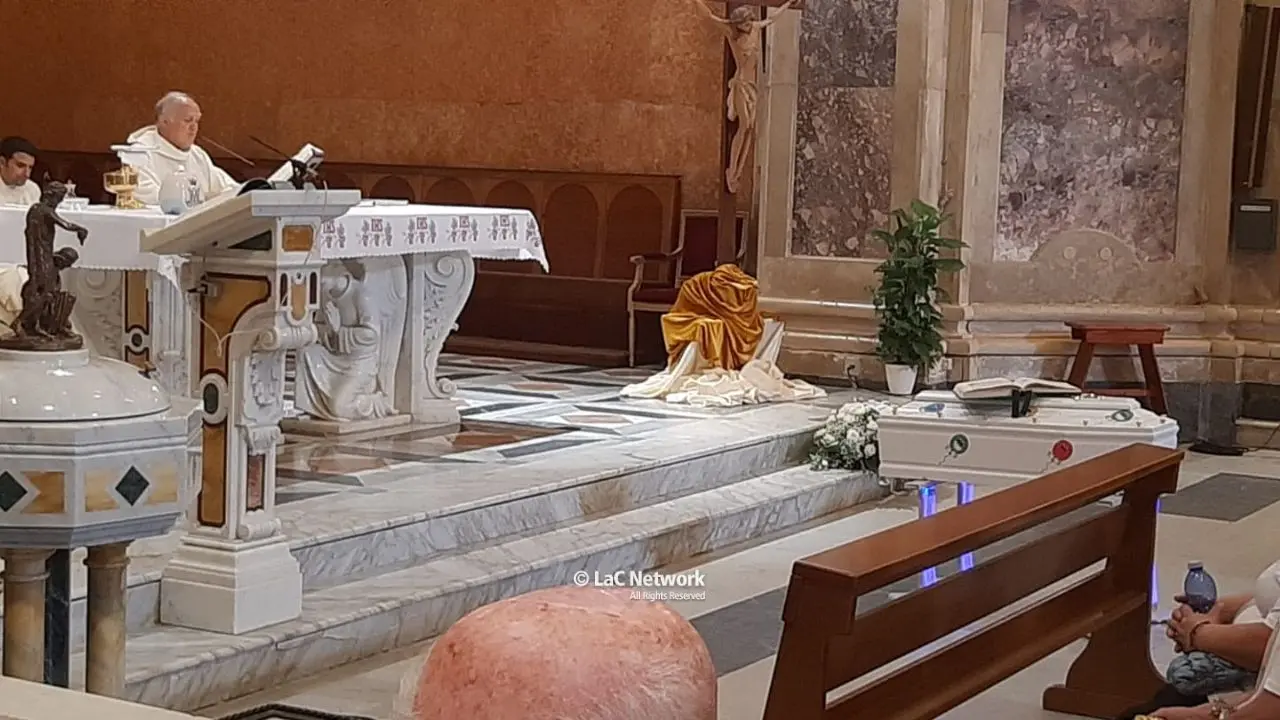 Catanzaro, tanta commozione e palloncini bianchi per i funerali del bimbo travolto e ucciso da un furgoncino