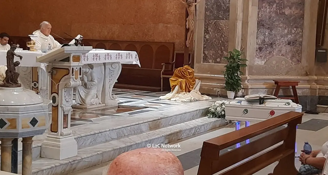 Catanzaro, tanta commozione e palloncini bianchi per i funerali del bimbo travolto e ucciso da un furgoncino