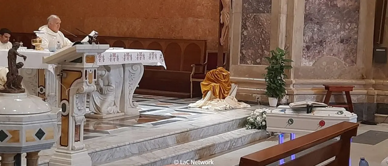 Catanzaro, tanta commozione e palloncini bianchi per i funerali del bimbo travolto e ucciso da un furgoncino