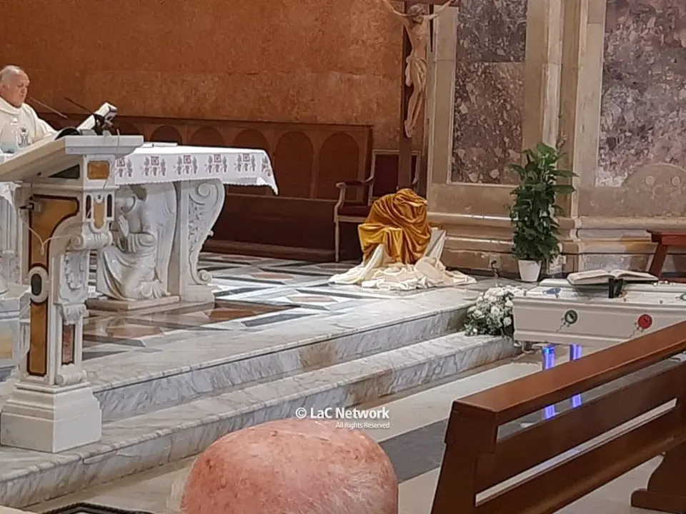 Catanzaro, tanta commozione e palloncini bianchi per i funerali del bimbo travolto e ucciso da un furgoncino
