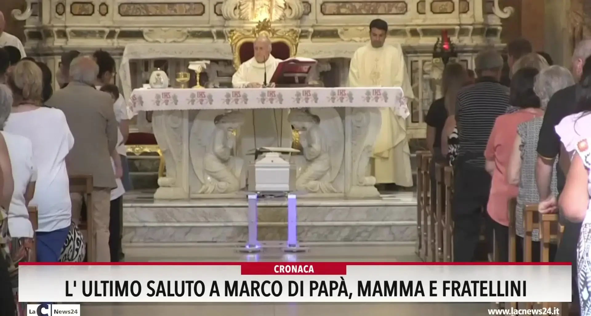 L'ultimo saluto di papà, mamma e fratellini a Marco
