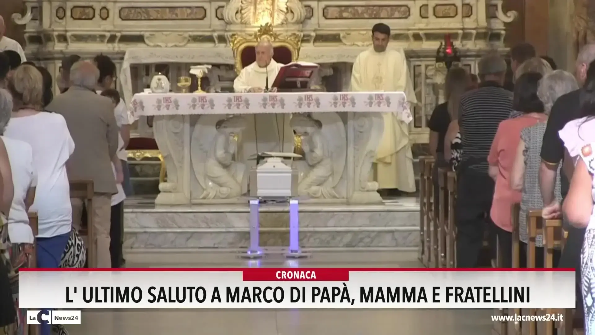 L'ultimo saluto di papà, mamma e fratellini a Marco