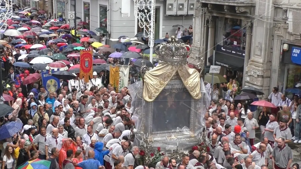<p>La processione della Madonna della Consolazione a Reggio Calabria</p>\\n