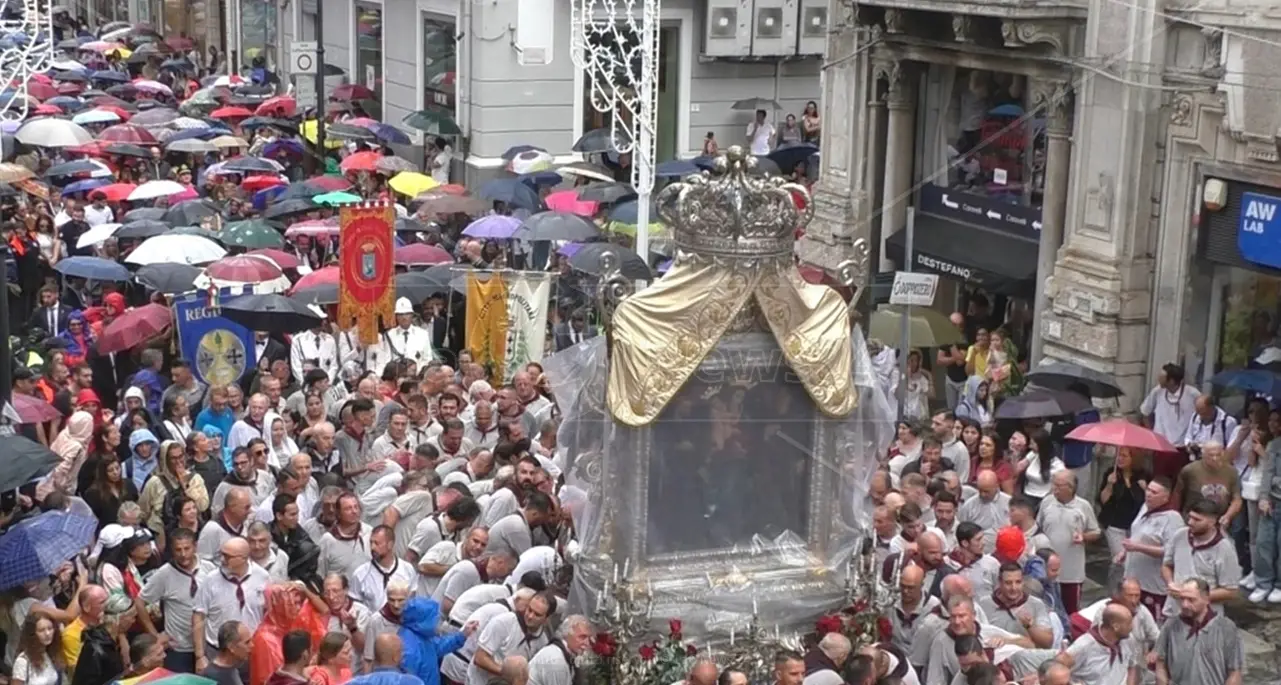 Reggio, i 25 anni dell’associazione dei\u00A0Portatori da secoli sotto la Vara della Madonna della Consolazione