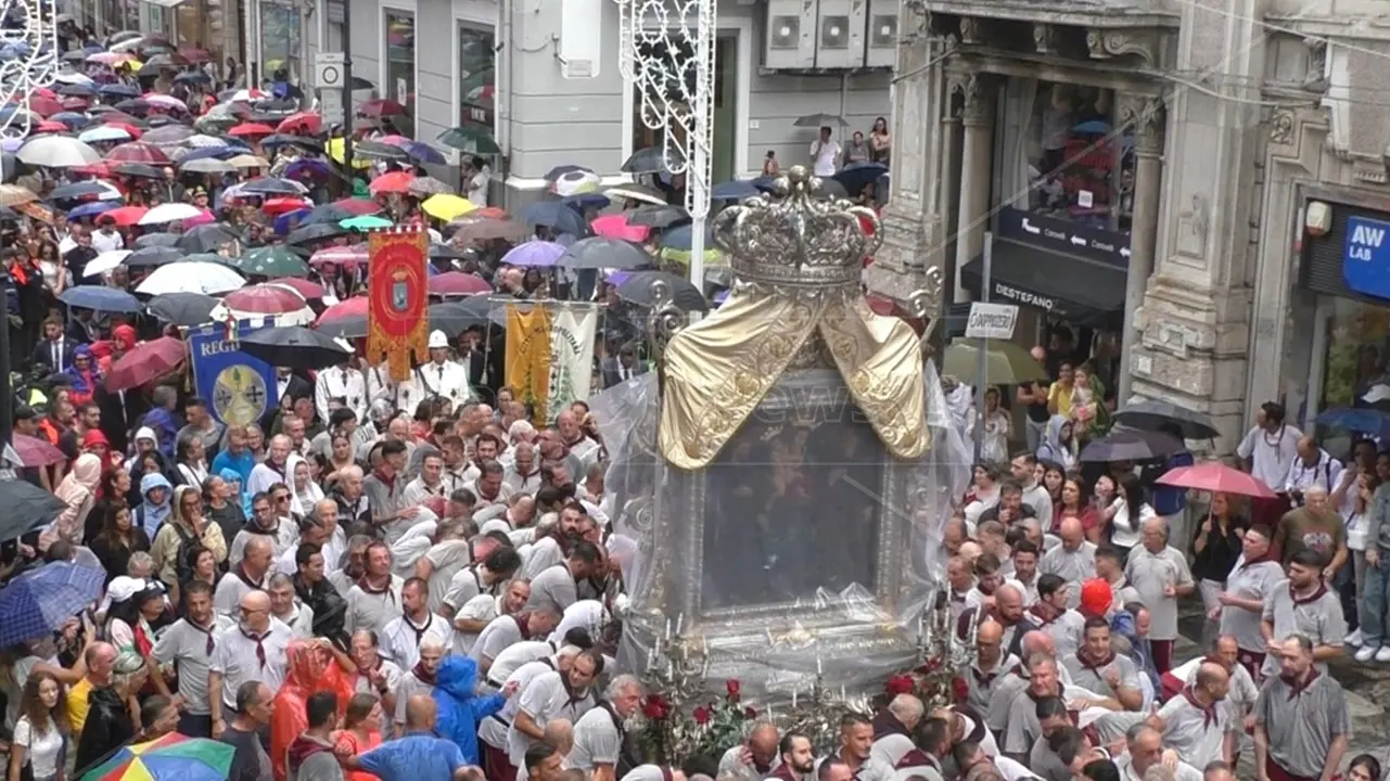 Reggio, i 25 anni dell’associazione dei\u00A0Portatori da secoli sotto la Vara della Madonna della Consolazione
