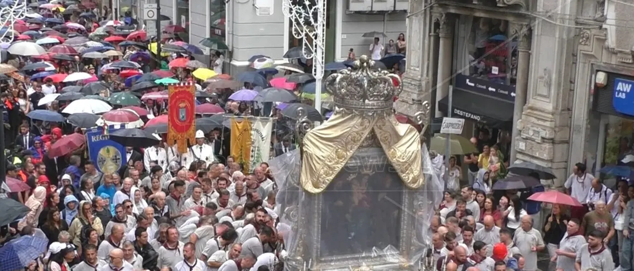 Reggio, i 25 anni dell’associazione dei\u00A0Portatori da secoli sotto la Vara della Madonna della Consolazione