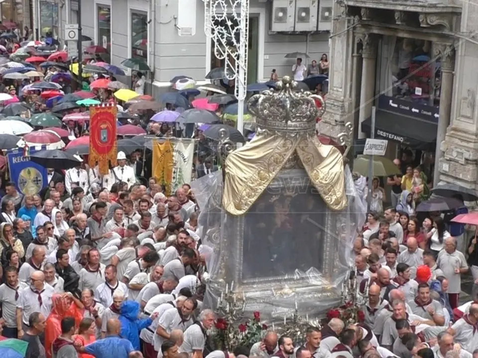Reggio, i 25 anni dell’associazione dei Portatori da secoli sotto la Vara della Madonna della Consolazione