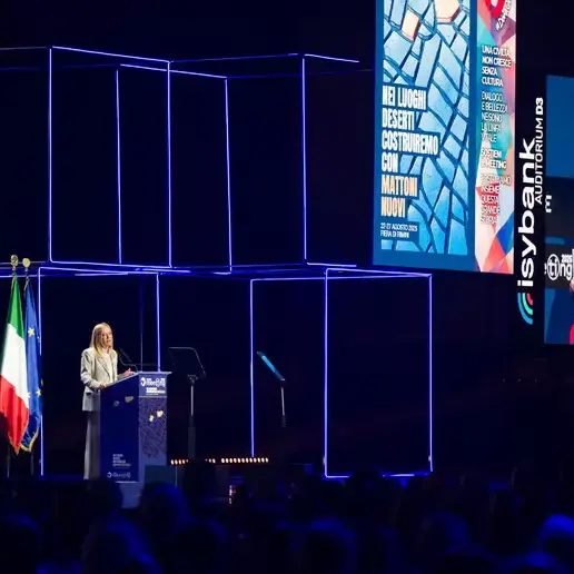 Meloni al Meeting di Rimini annuncia un Piano casa per le famiglie e attacca i giudici «politicizzati»\n