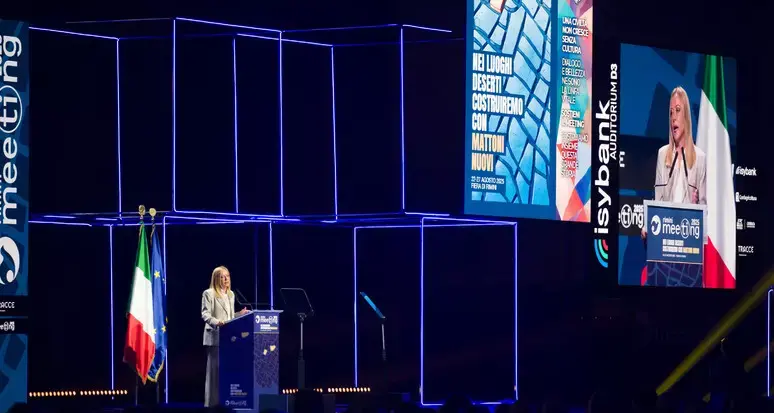 Meloni al Meeting di Rimini annuncia un Piano casa per le famiglie e attacca i giudici «politicizzati»\n