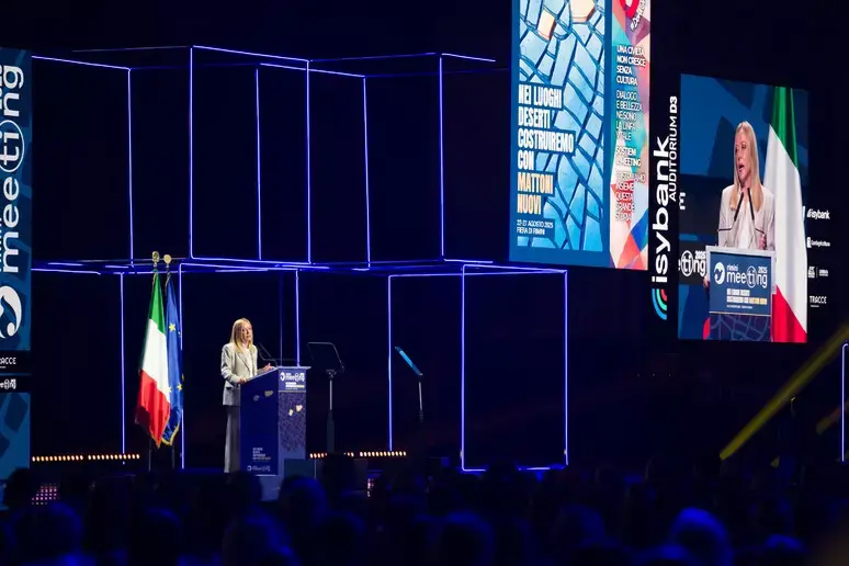 Meloni al Meeting di Rimini annuncia un Piano casa per le famiglie e attacca i giudici «politicizzati»\n