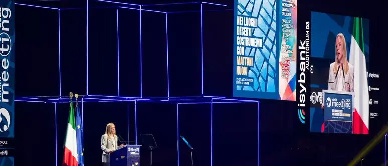 Meloni al Meeting di Rimini annuncia un Piano casa per le famiglie e attacca i giudici «politicizzati»\n