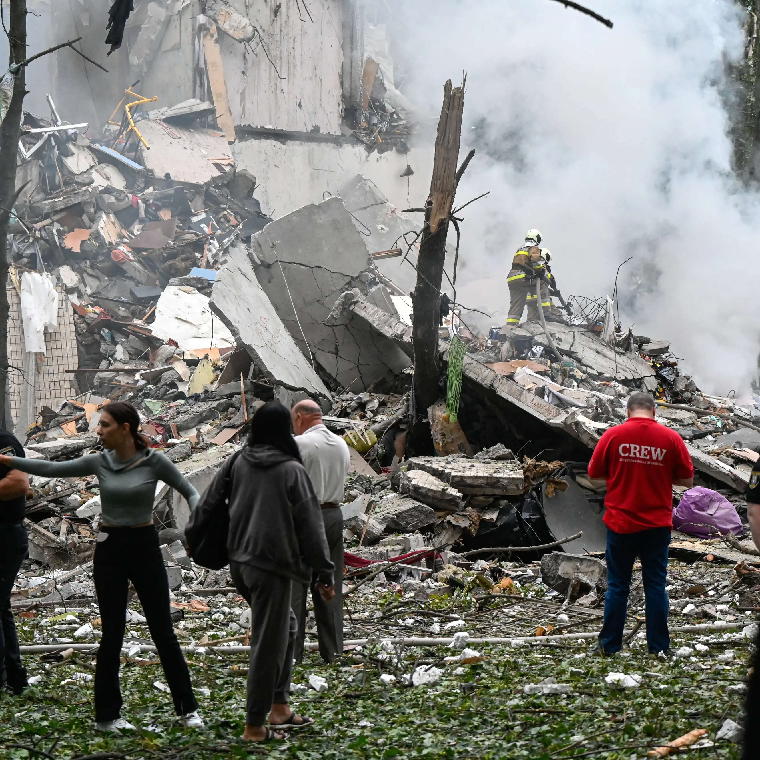 Ucraina, bombe su Kiev nella notte: colpiti palazzi e scuole. Ci sono 8 morti tra cui 2 bambini