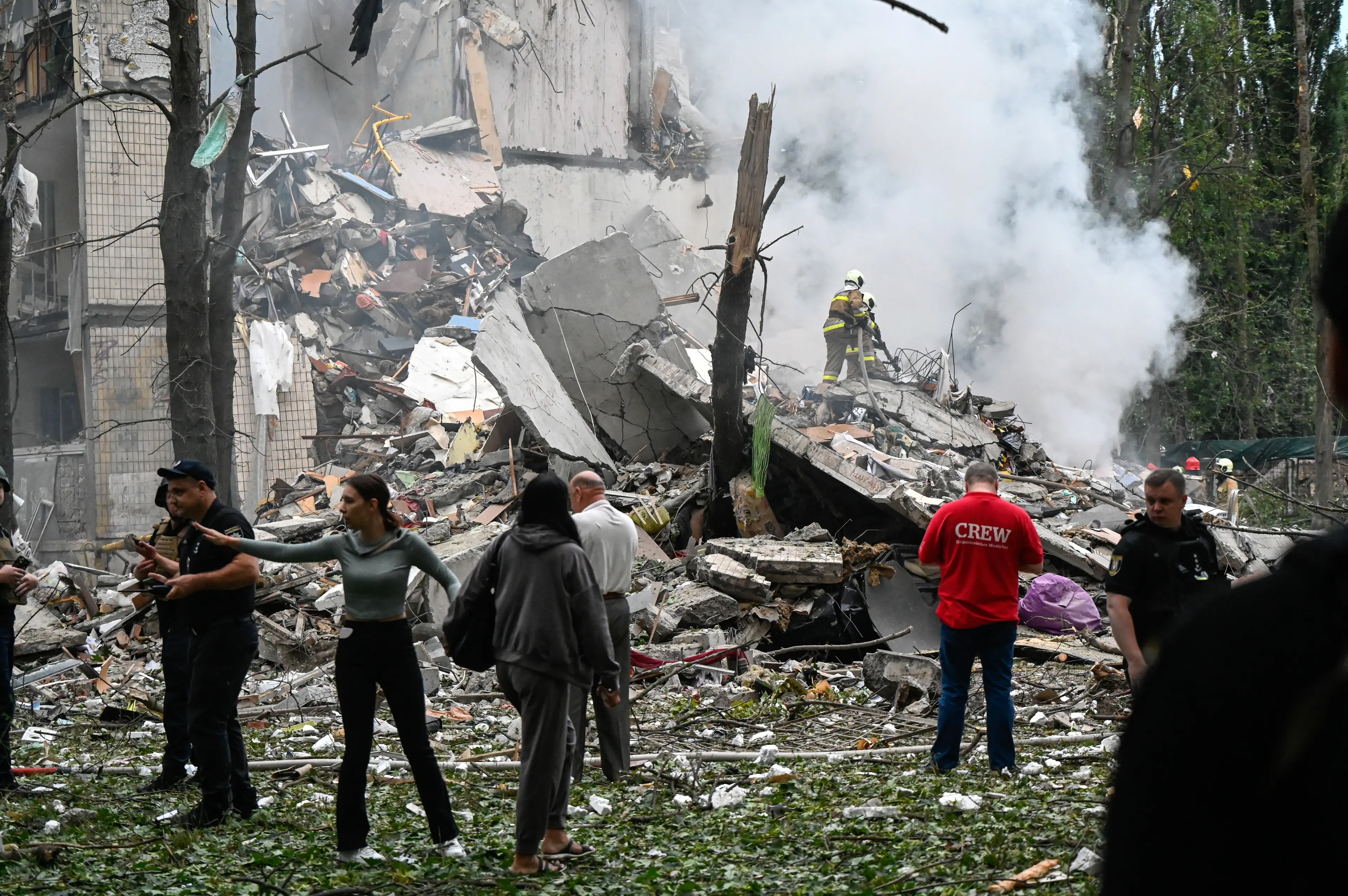 Ucraina, bombe su Kiev nella notte: colpiti palazzi e scuole. Ci sono 8 morti tra cui 2 bambini