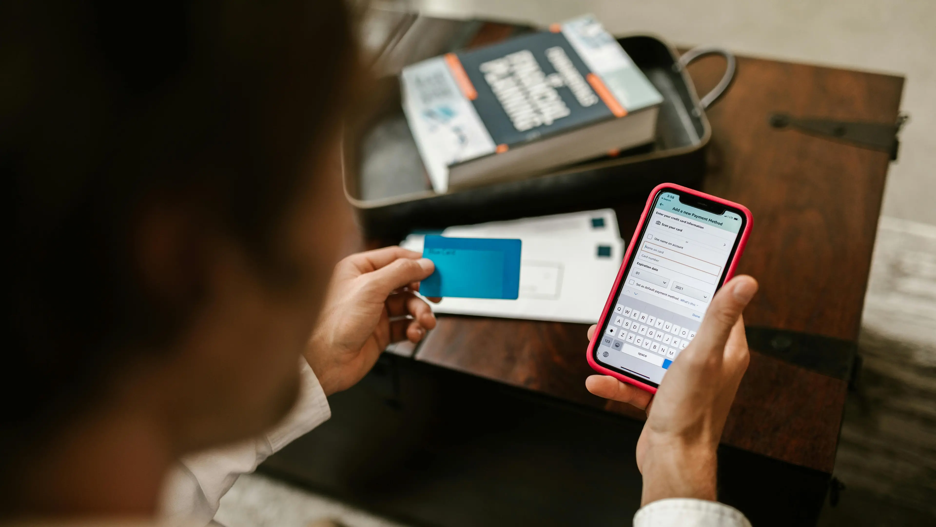 <p>Le frodi sulle carte di pagamento rendono in media 87 euro a furto, quelle sui pagamenti per gli acquisti online 45 euro</p>\\n