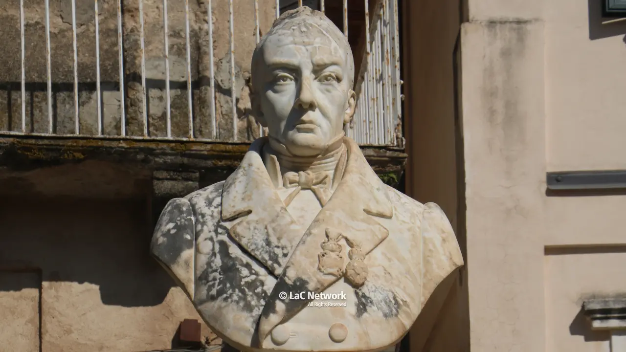 <p>&nbsp;Tropea, busto in memoria di Pasquale Galluppi</p>\\n