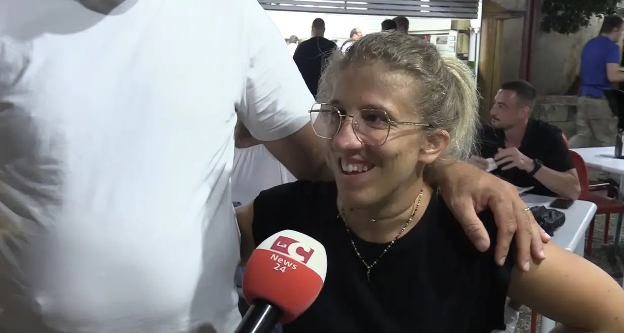 Lavorando includendo, a Soverato il sorriso di Marta accoglie i clienti di una pizzeria: «Sono felice e mi diverto»\n