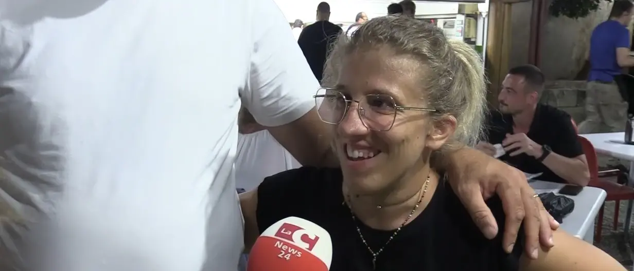 Lavorando includendo, a Soverato il sorriso di Marta accoglie i clienti di una pizzeria: «Sono felice e mi diverto»\n