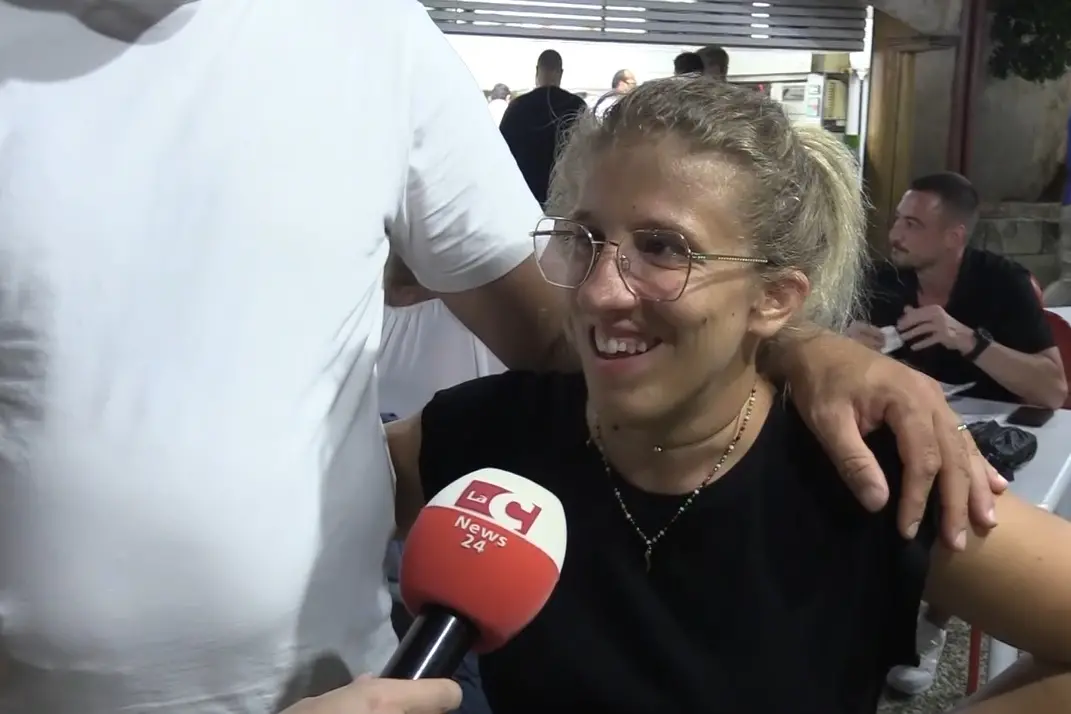 Lavorando includendo, a Soverato il sorriso di Marta accoglie i clienti di una pizzeria: «Sono felice e mi diverto»\n