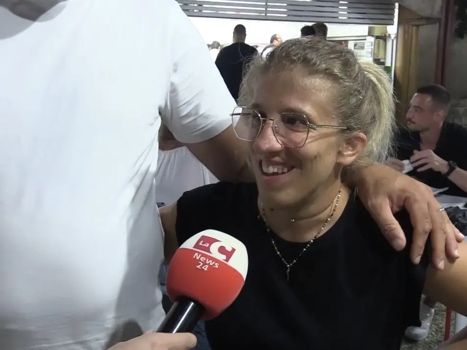 Lavorando includendo, a Soverato il sorriso di Marta accoglie i clienti di una pizzeria: «Sono felice e mi diverto»