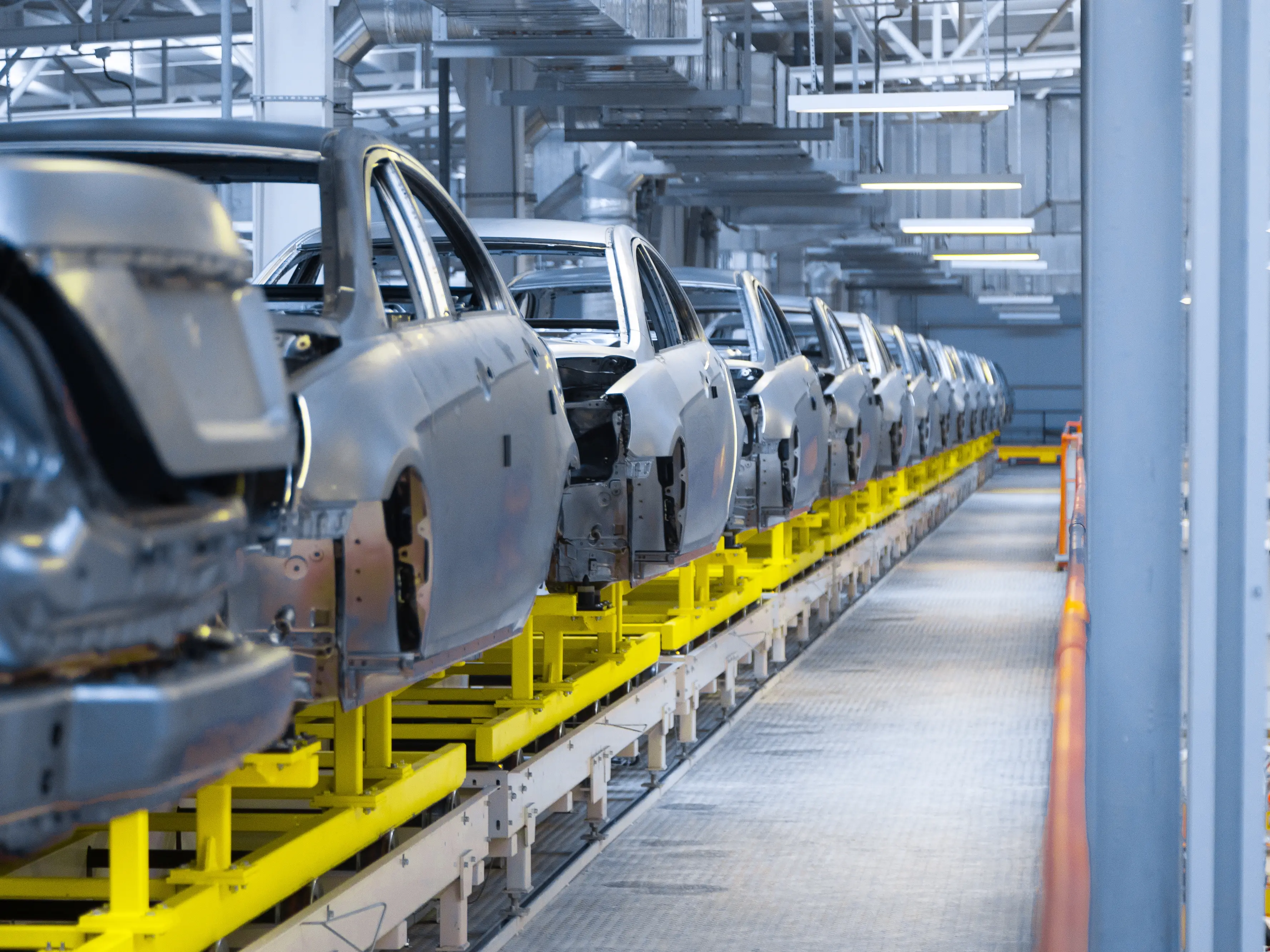 Stellantis, in Europa crollano produzione e nuove immatricolazioni di auto: a rischio 26mila posti di lavoro