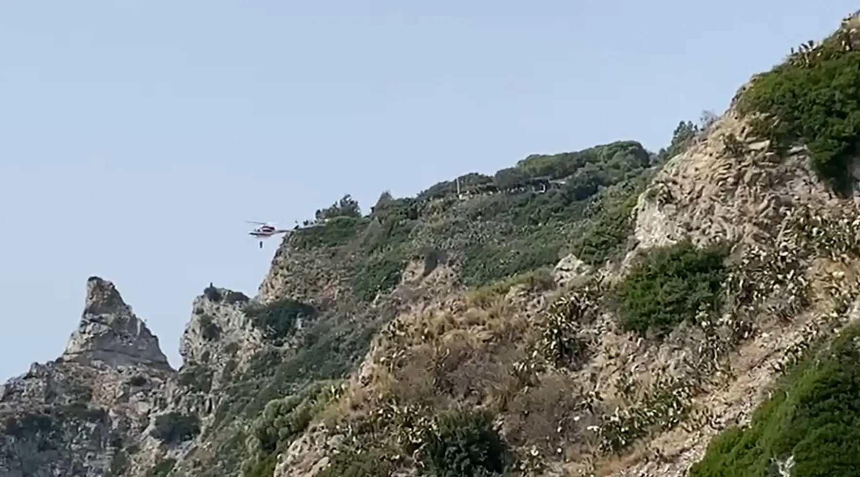 Capo Vaticano, due turisti salvati dai Vigili del Fuoco con l’elisoccorso: volevano raggiungere il belvedere\n