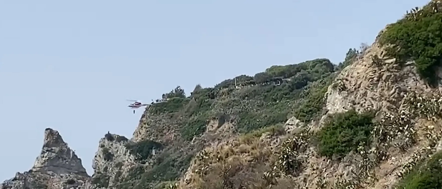 Capo Vaticano, due turisti salvati dai Vigili del Fuoco con l’elisoccorso: volevano raggiungere il belvedere\n