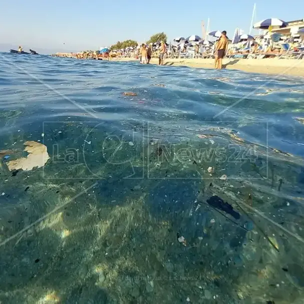 Mare sporco, l’esperto: «Ancora nessun cartello sulla qualità delle acque in Calabria». Intanto sul sito del Ministero aumentano i divieti\n