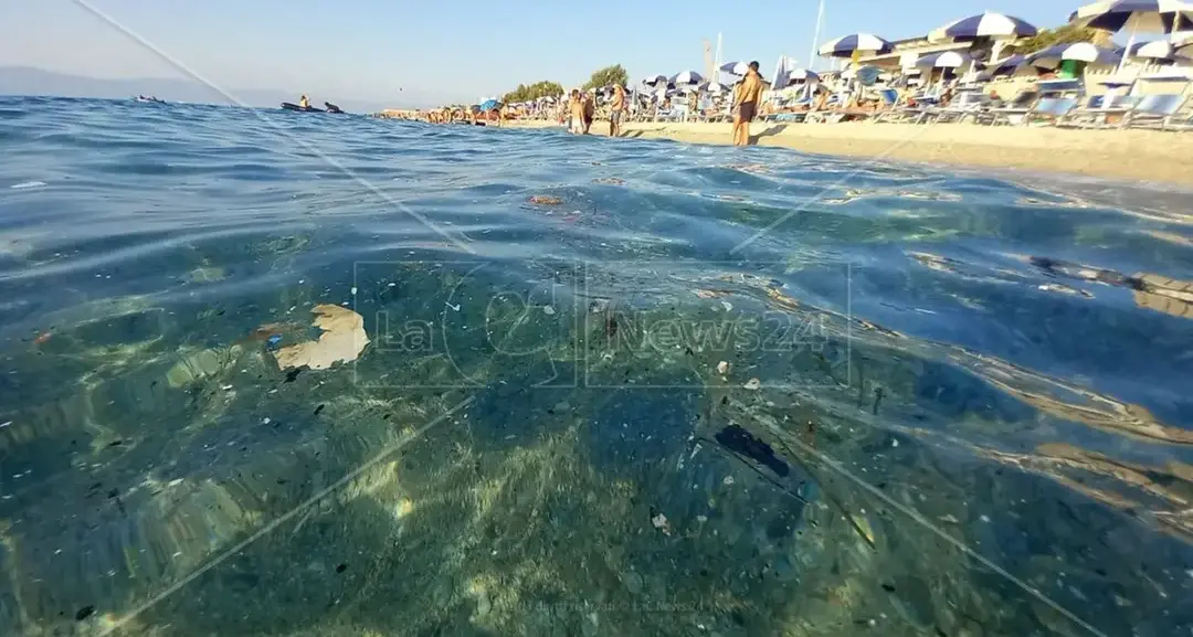 Mare sporco, l’esperto: «Ancora nessun cartello sulla qualità delle acque». Intanto sul sito del Ministero aumentano i divieti