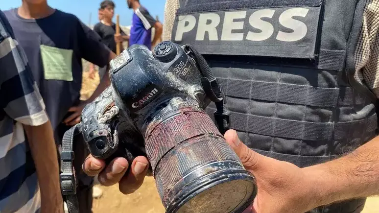 <p>Gaza, anche i reporter sotto le bombe (Ansa)</p>\\n
