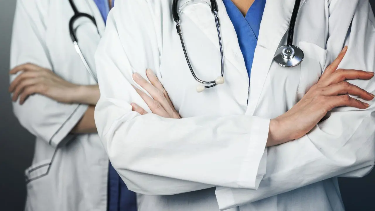 Accesso libero solo sulla carta, tasse occulte e abbandoni: la riforma Bernini delude e il pubblico perde specialisti\n