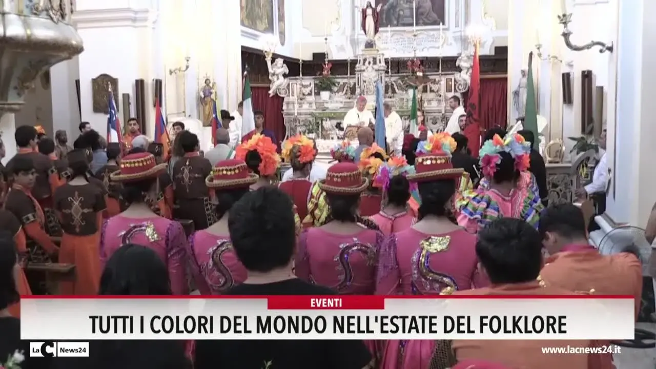 Tutti i colori del mondo nell'estate del folklore