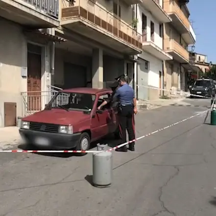 Tenta di uccidere l’ex moglie accoltellandola in pieno centro, determinante l’intervento di alcuni cittadini