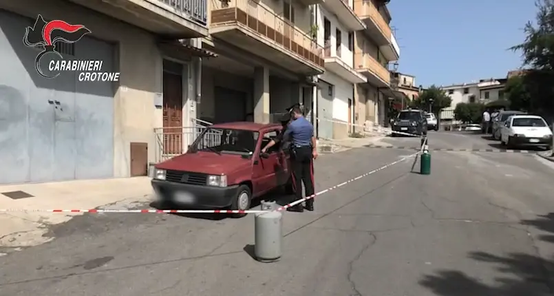 Tenta di uccidere l’ex moglie accoltellandola in pieno centro, determinante l’intervento di alcuni cittadini