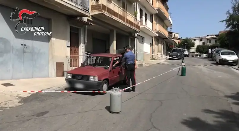 Tenta di uccidere l’ex moglie accoltellandola in pieno centro a Roccabernarda, determinante l’intervento di alcuni cittadini\n