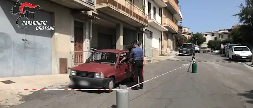 Tenta di uccidere l’ex moglie accoltellandola in pieno centro a Roccabernarda, determinante l’intervento di alcuni cittadini\n