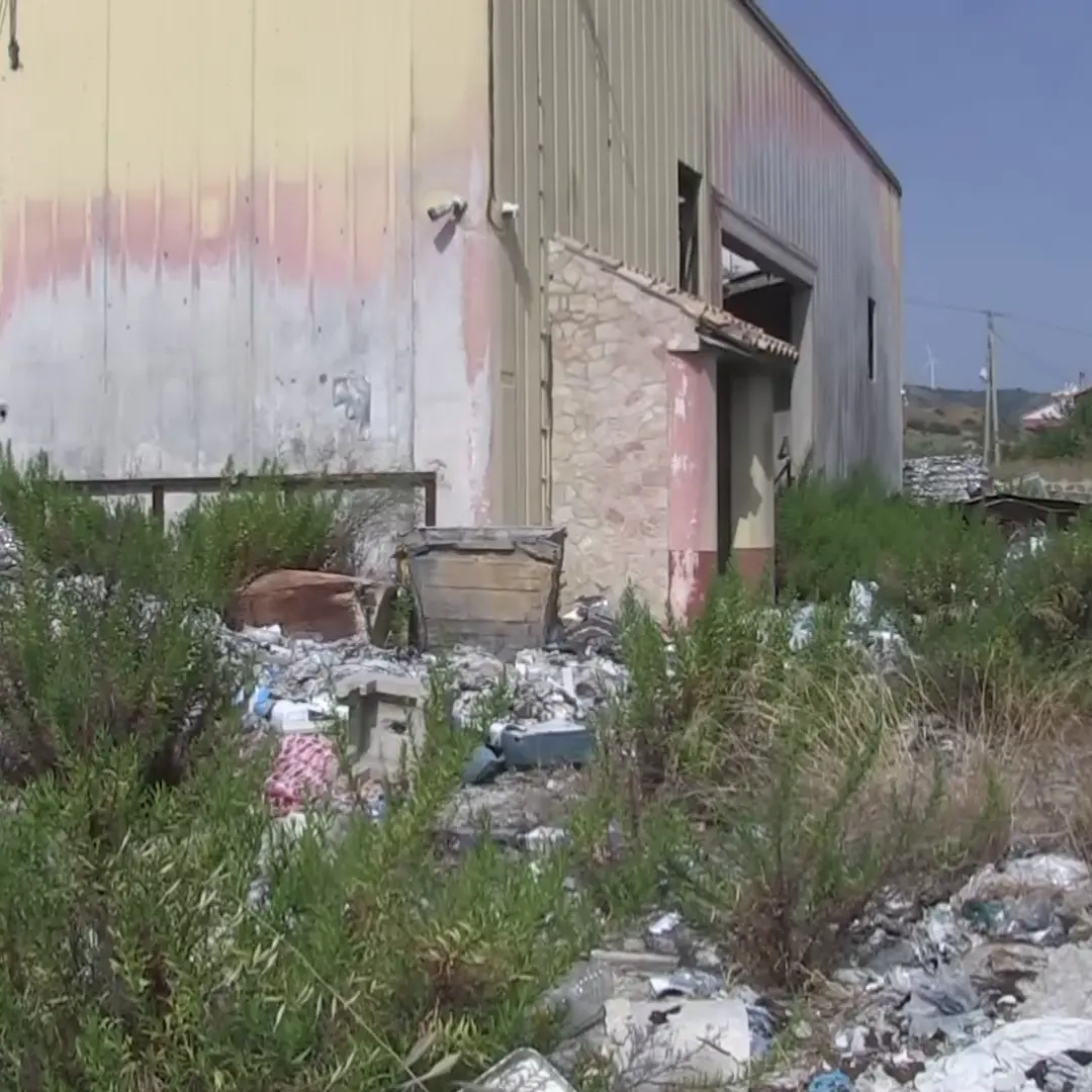 Bruciata cinque anni fa e poi sequestrata, sulla 106 la discarica che fa ancora paura: «Percolato e rifiuti sono ancora lì, è uno schifo»\n