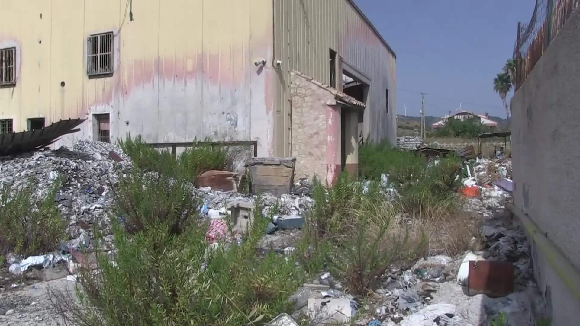Bruciata cinque anni fa e poi sequestrata, sulla 106 la discarica che fa ancora paura: «Percolato e rifiuti sono ancora lì, è uno schifo»\n