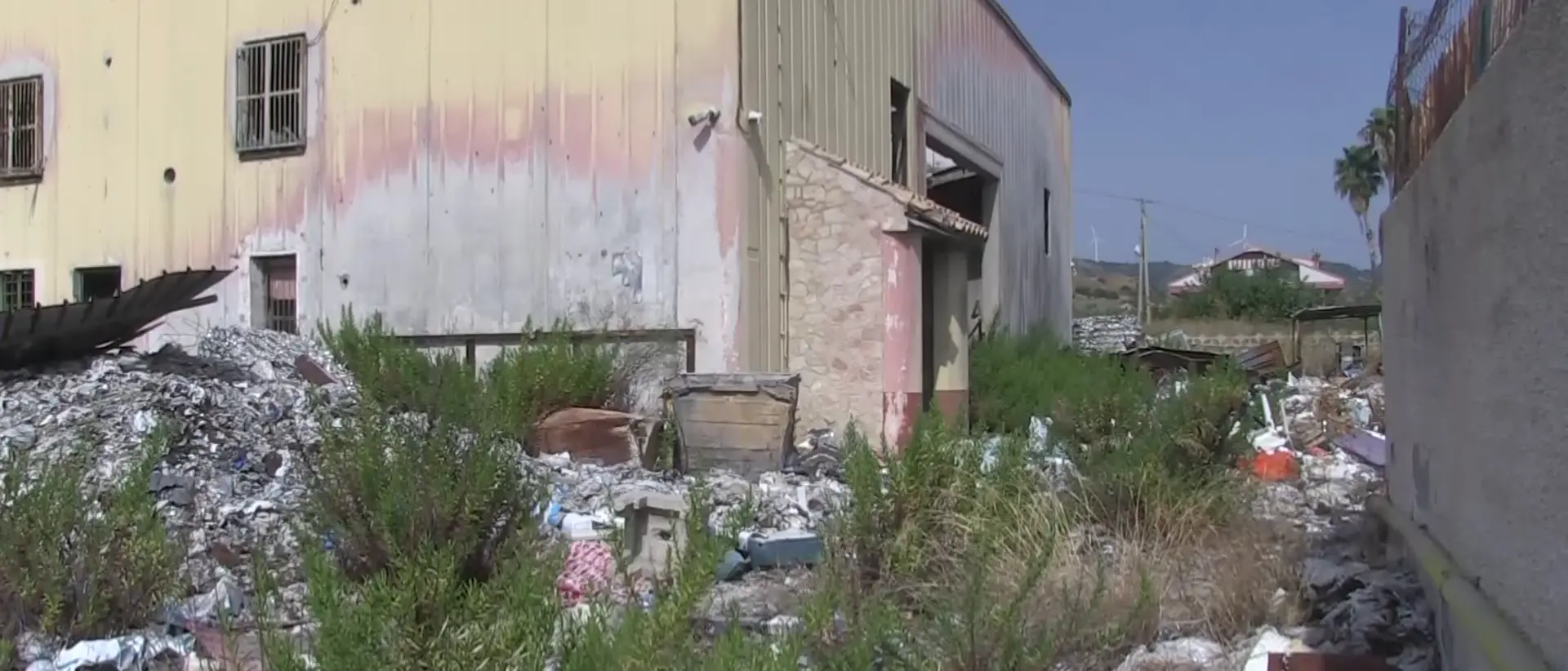 Bruciata cinque anni fa e poi sequestrata, sulla 106 la discarica che fa ancora paura: «Percolato e rifiuti sono ancora lì, è uno schifo»\n