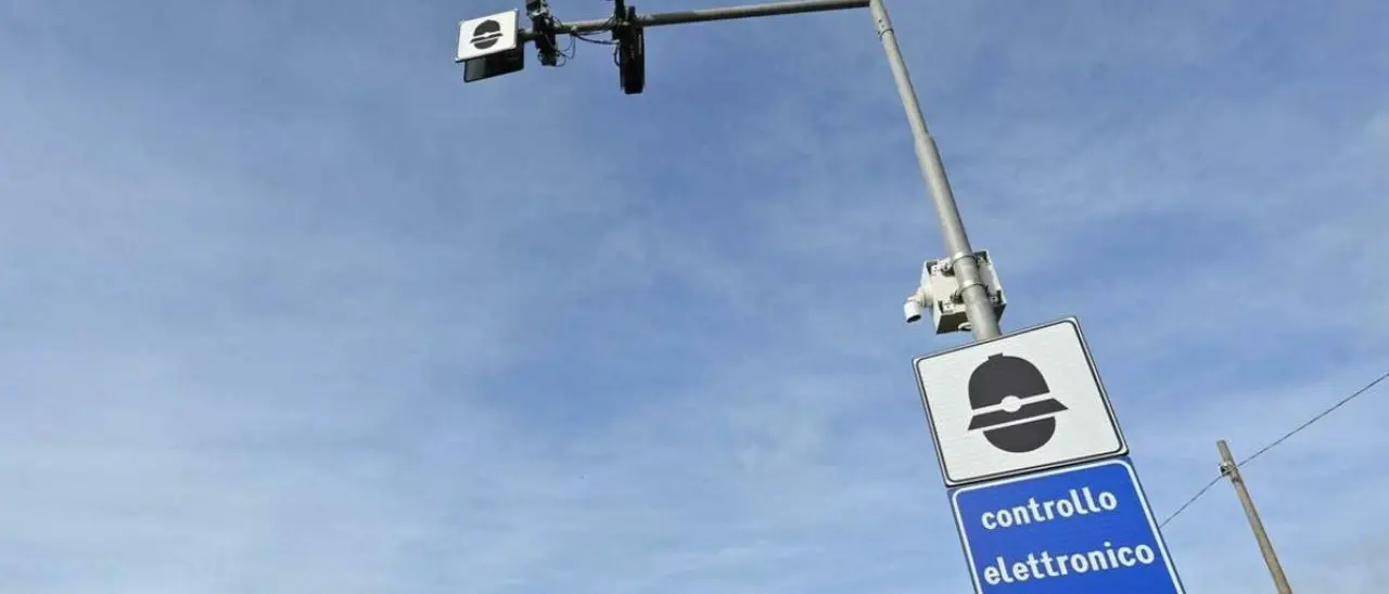 Autovelox trappola sulla statale 106, il Codacons contesta la multa e attacca: «Non è omologato, serve solo a fare cassa»\n