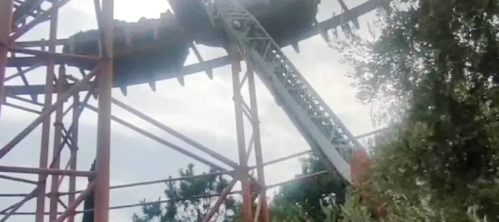 Paura a Cinecittà World, guasto alle montagne russe: in 15 restano bloccati a 20 metri d'altezza\n