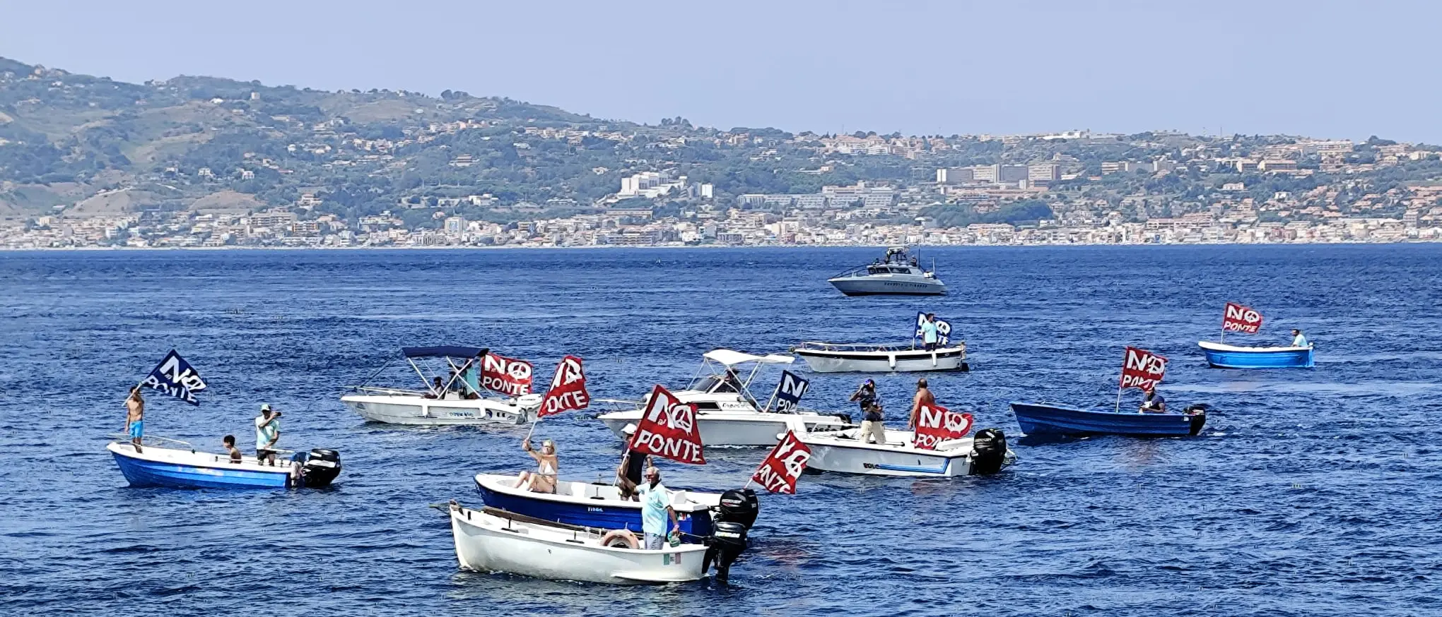 La rete “No ponte” sfila in barca a Cannitello: «Nessun passo indietro,\u00A0difronte solo arroganza e prepotenza»\n
