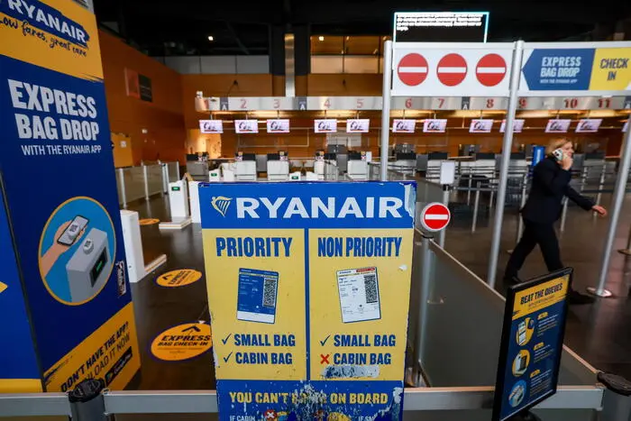Bagagli fuori misura,\u00A0bonus di Ryanair al personale\u00A0che li scova. Il no di Assoutenti: «Si trasformano\u00A0dipendenti\u00A0in sceriffi»\n