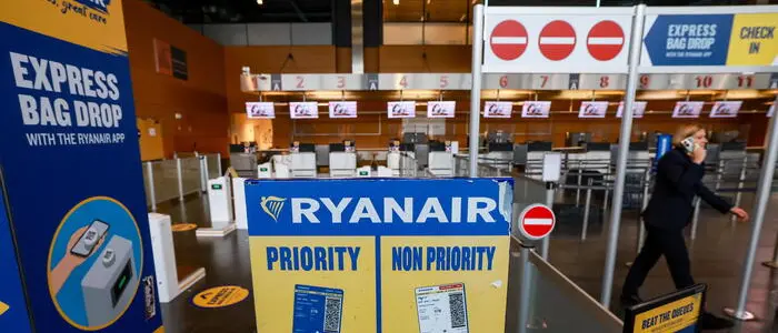 Bagagli fuori misura,\u00A0bonus di Ryanair al personale\u00A0che li scova. Il no di Assoutenti: «Si trasformano\u00A0dipendenti\u00A0in sceriffi»\n