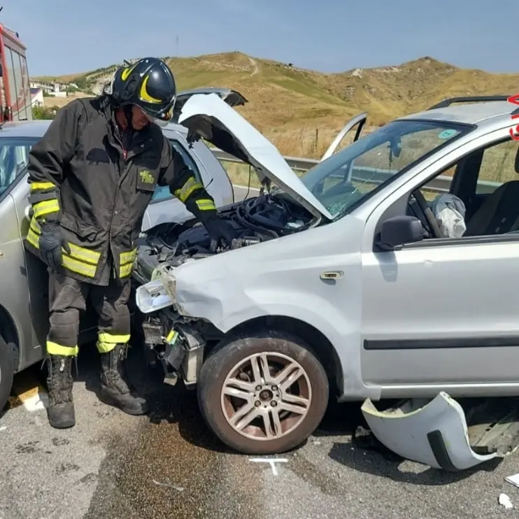 Incidente tra due auto a Catanzaro, ferite quattro persone\n